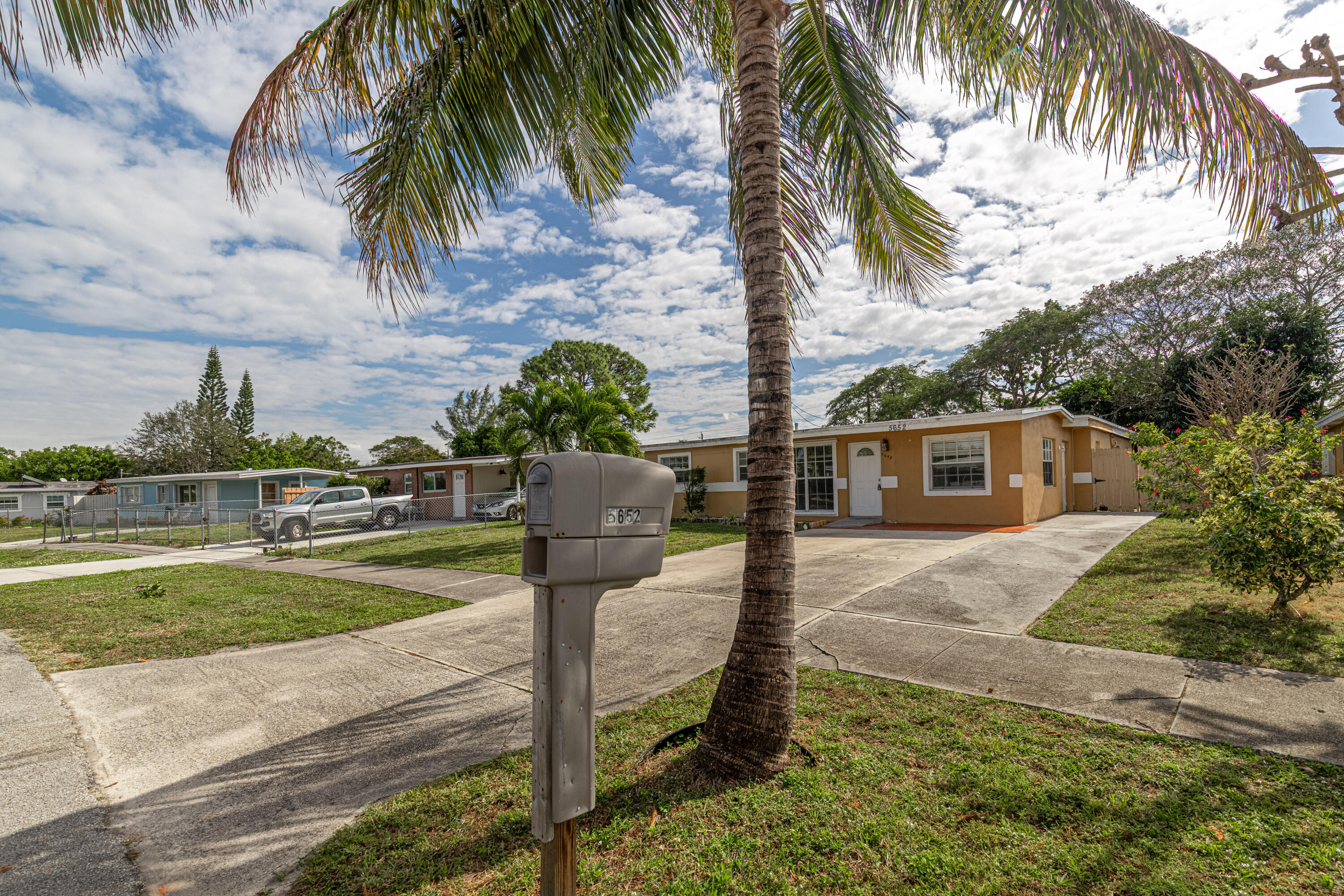 5652 South Rue Road West Palm Beach, FL 33415 - Photo 3 of 30 Front Home-B