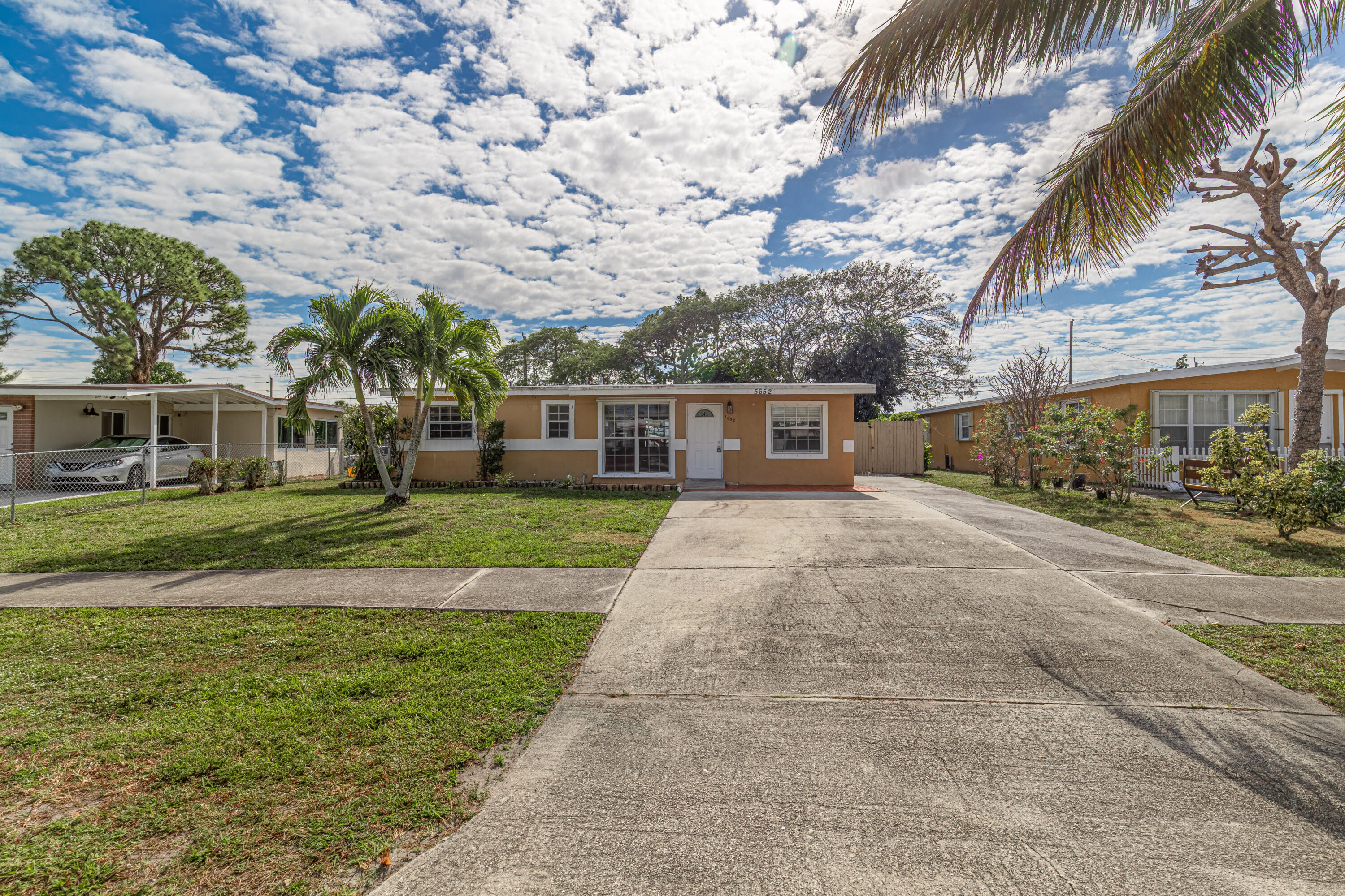 5652 South Rue Road West Palm Beach, FL 33415 - Photo 4 of 30 Front Home