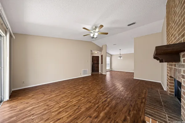 $1,500 | 117 Deerglen Avenue, Universal City, TX 78148