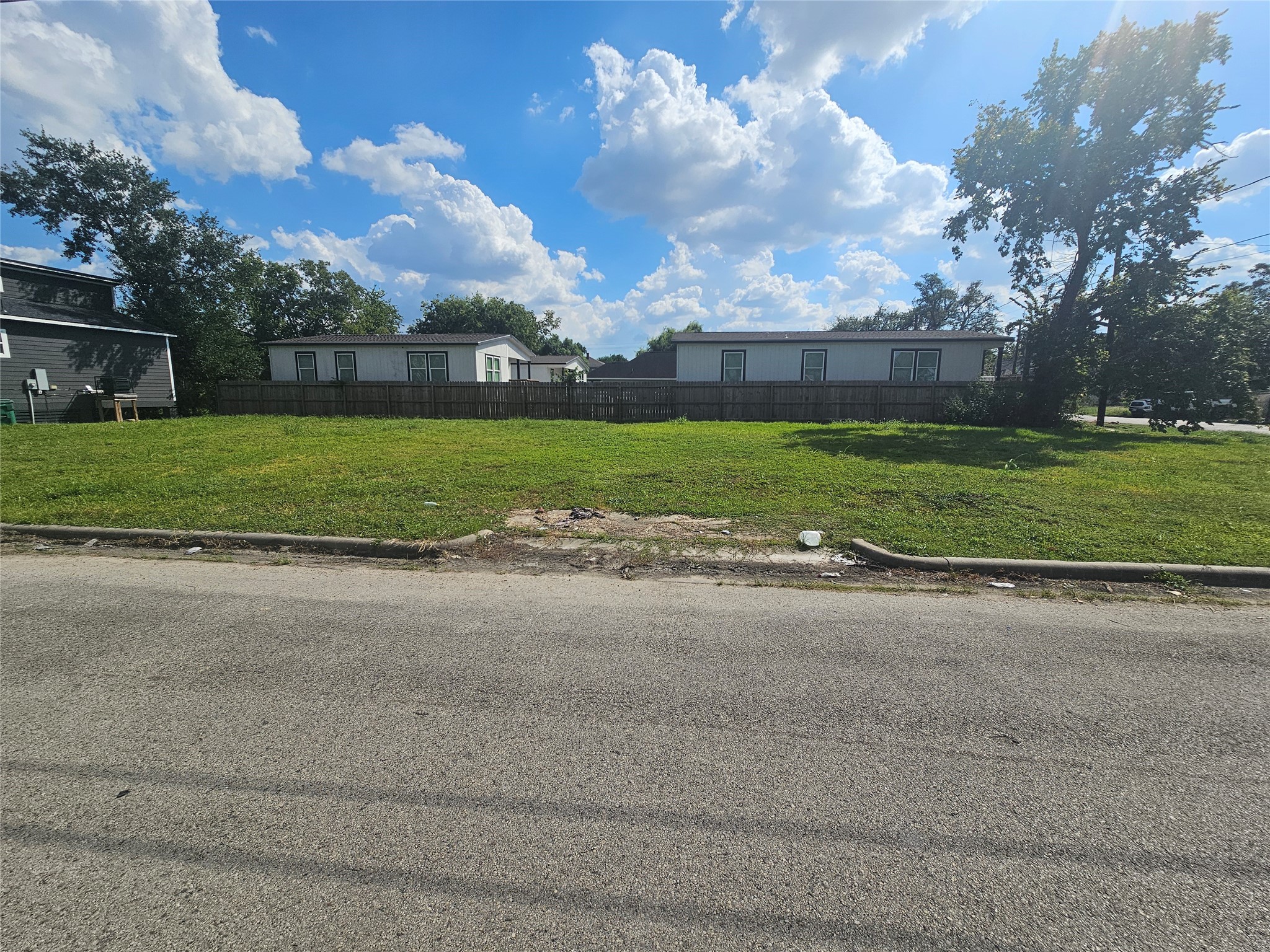 2602 Noble Street Houston, TX 77026 - Photo 4 of 11 a view of a park
