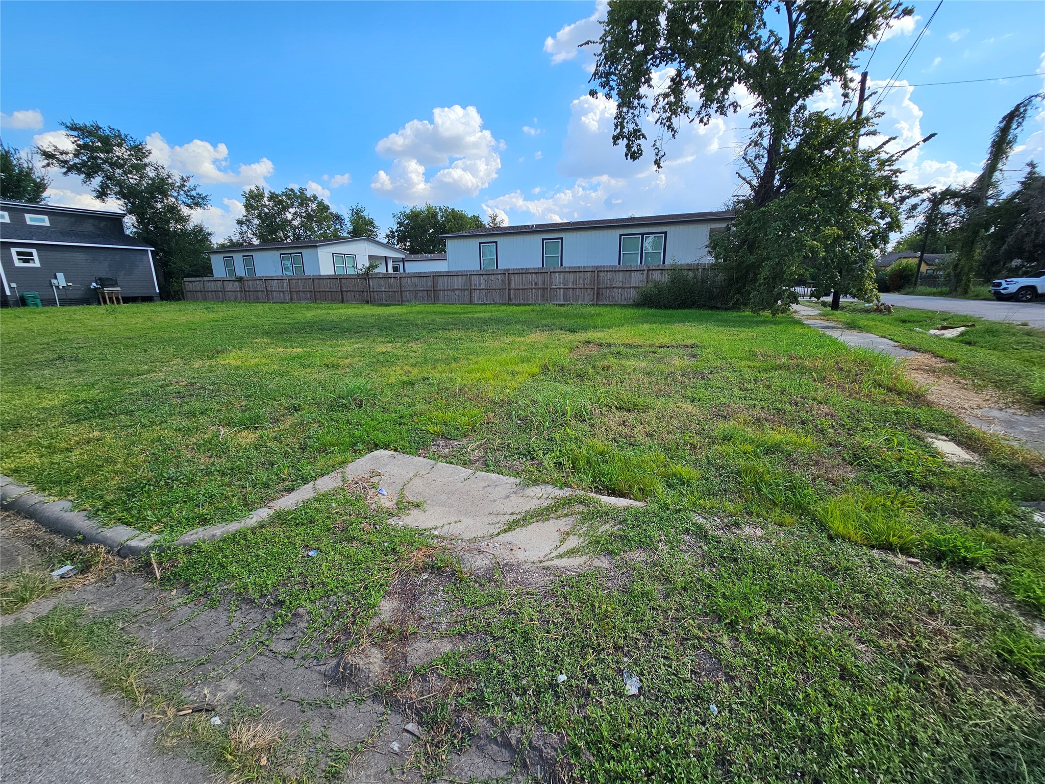 2602 Noble Street Houston, TX 77026 - Photo 10 of 11 a view of a big yard with a house