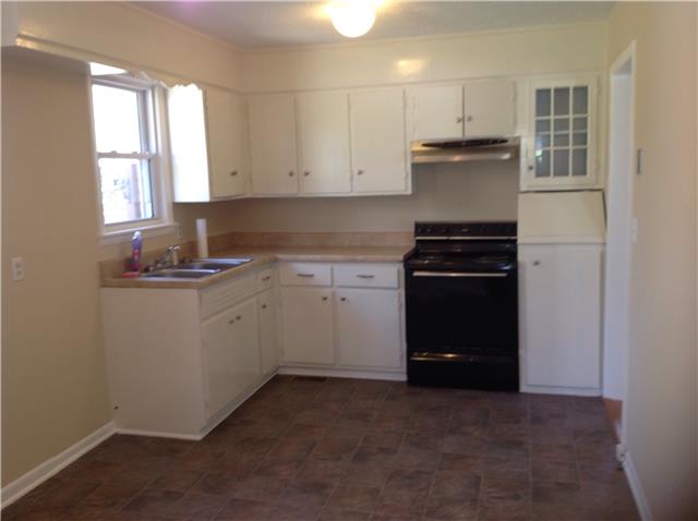 821 Blue Road Dickson, TN 37055 - Photo 2 of 5 Large eatin kitchen