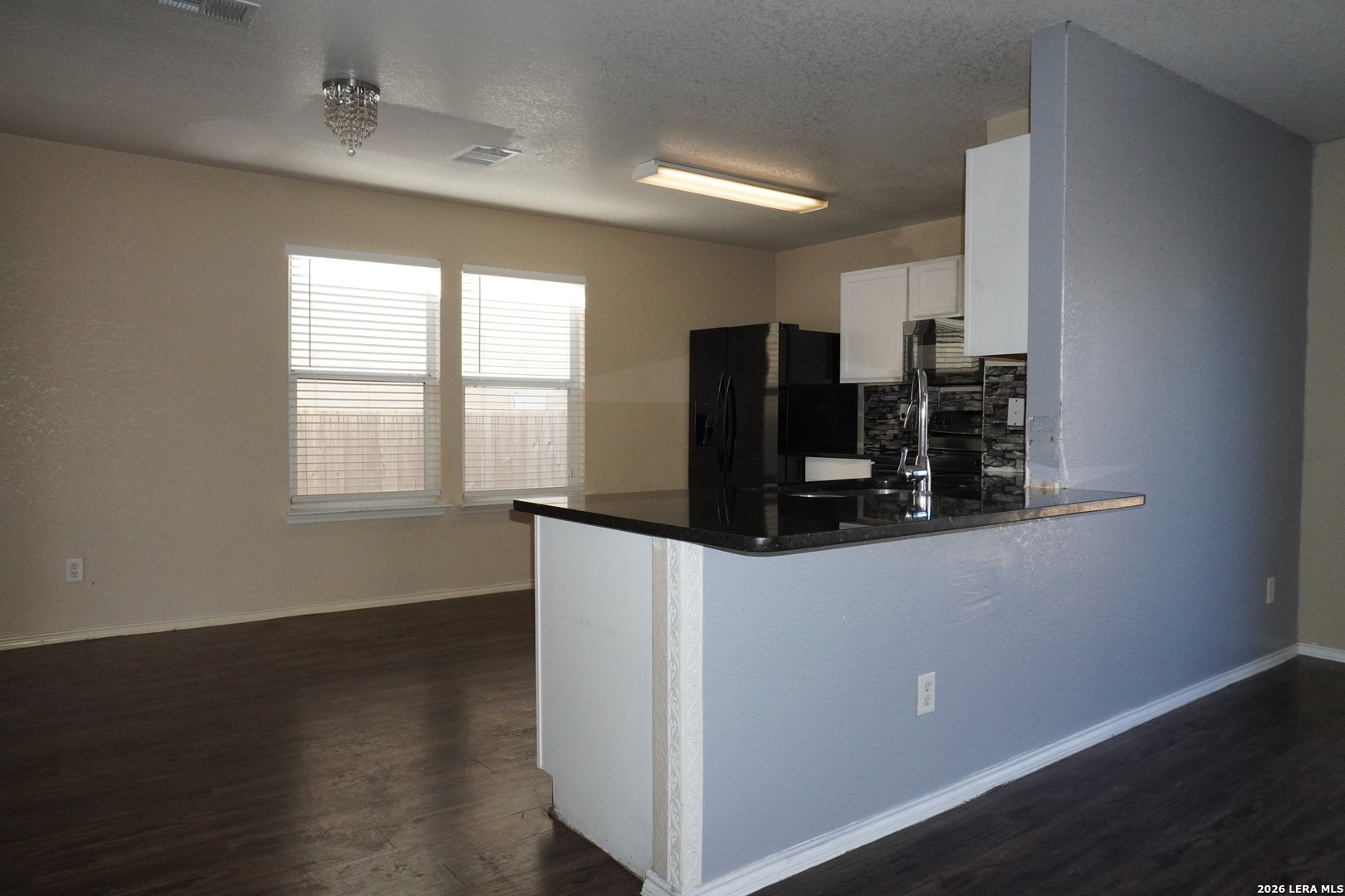 8162 Heights Valley Converse, TX 78109 - Photo 6 of 18 a kitchen with appliances and cabinets