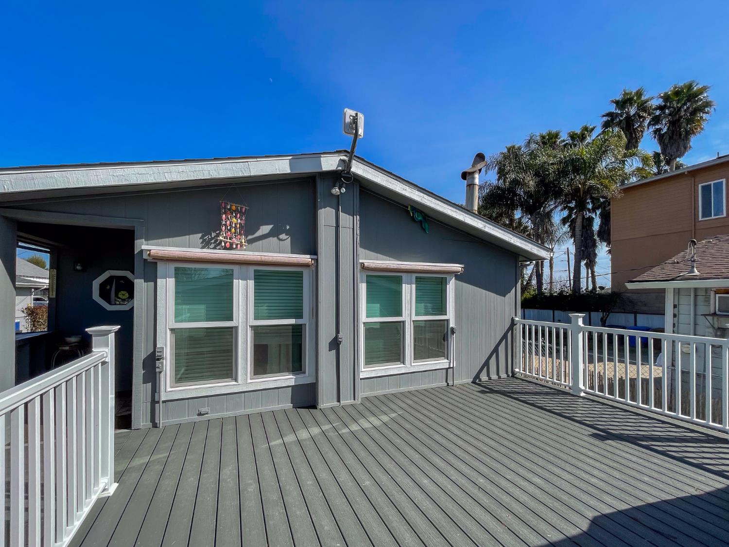 414 F Street Isleton, CA 95641 - Photo 3 of 49 a front view of a house with a porch