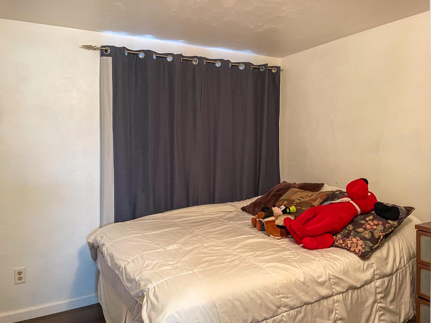 414 F Street Isleton, CA 95641 - Photo 43 of 49 a bedroom with a bed and a dresser