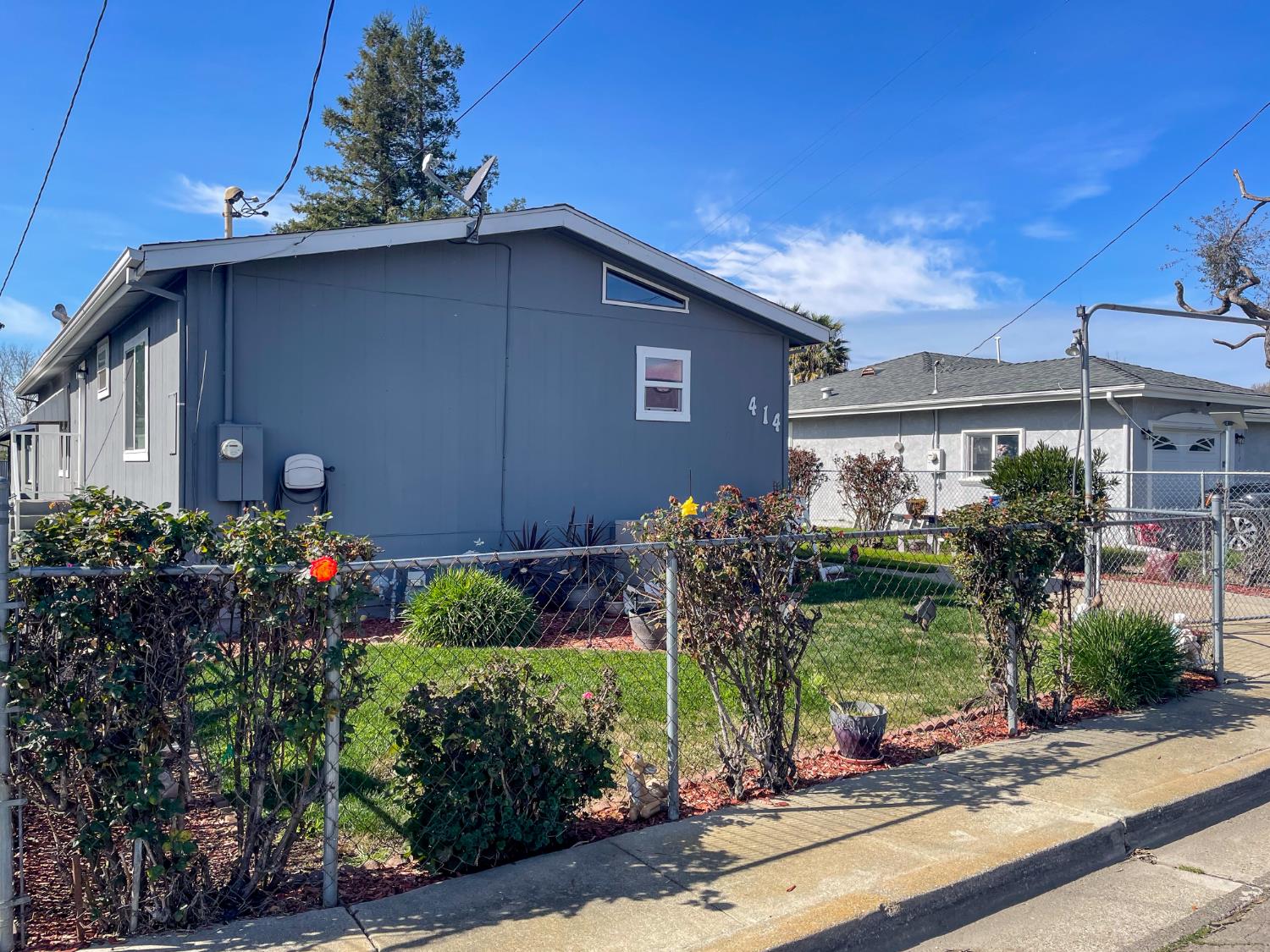 414 F Street Isleton, CA 95641 - Photo 7 of 49 a house view with a garden space
