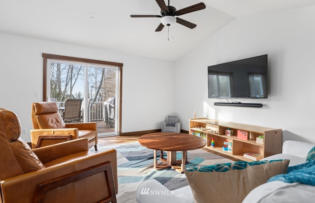 1471 North View Road Oak Harbor, WA 98277 - Photo 11 of 38 a living room with furniture and a flat screen tv