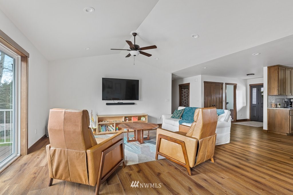 1471 North View Road Oak Harbor, WA 98277 - Photo 14 of 38 a living room with furniture wooden floor and a flat screen tv