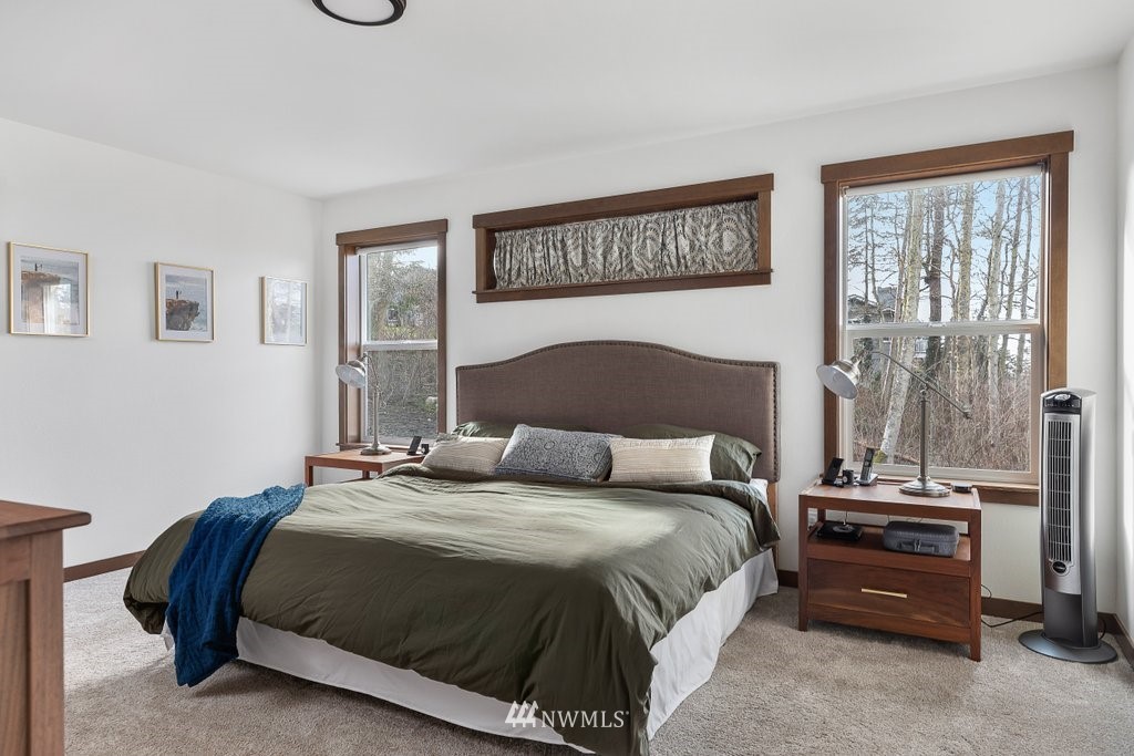 1471 North View Road Oak Harbor, WA 98277 - Photo 17 of 38 a bedroom with a bed and a lamp