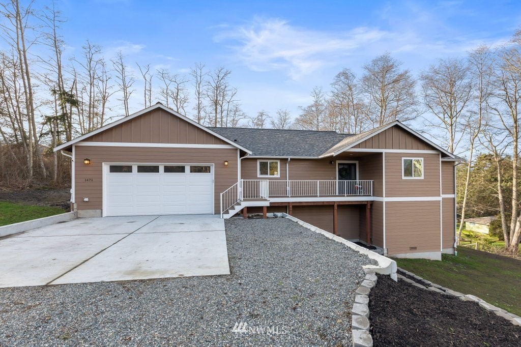 1471 North View Road Oak Harbor, WA 98277 - Photo 2 of 38 a front view of a house with a yard and garage