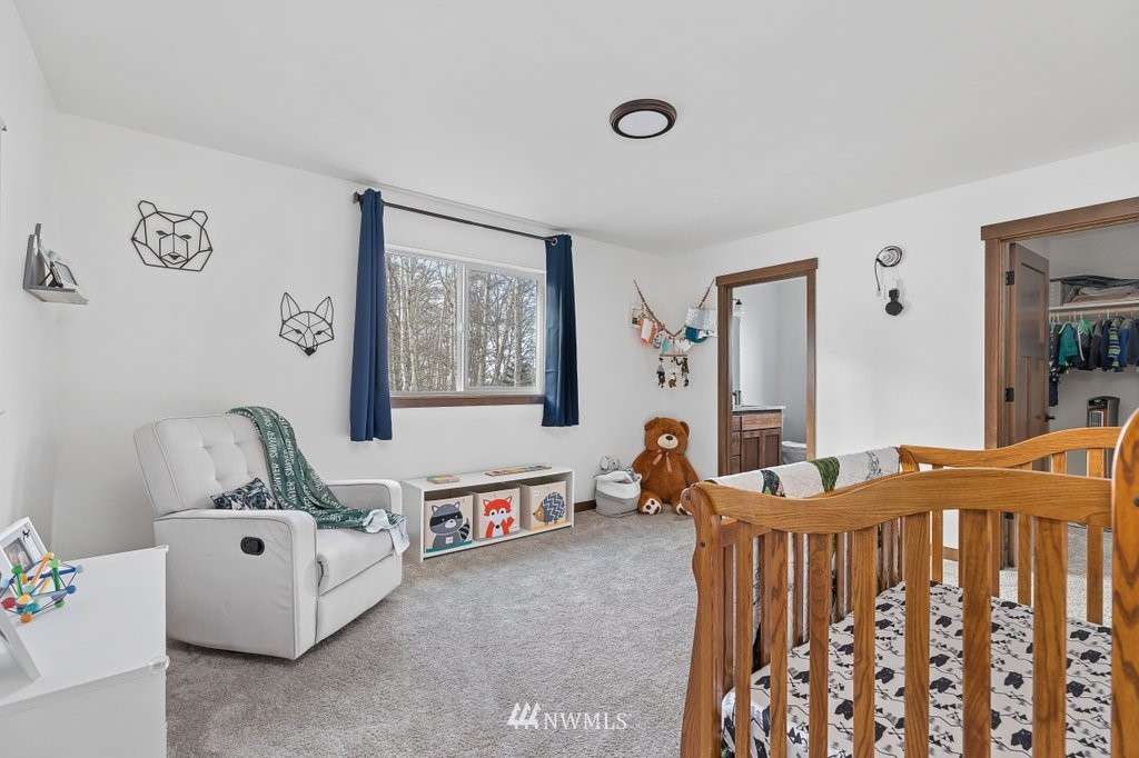 1471 North View Road Oak Harbor, WA 98277 - Photo 23 of 38 a living room with furniture and a table