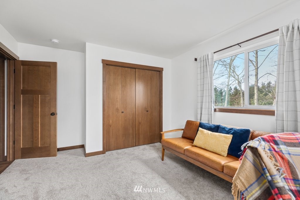 1471 North View Road Oak Harbor, WA 98277 - Photo 27 of 38 a living room with furniture and a window