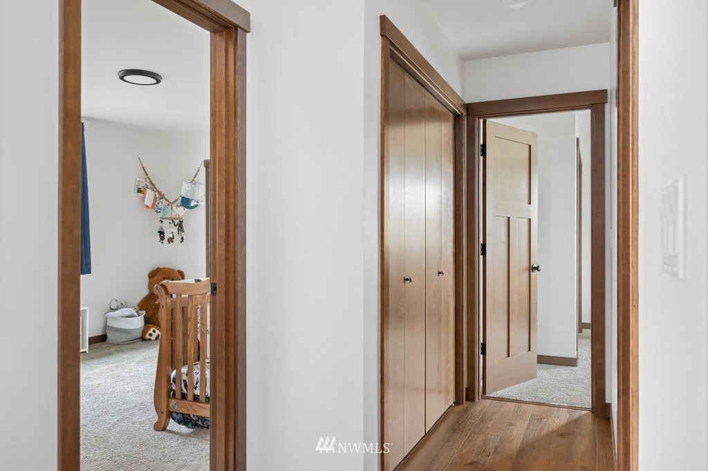 1471 North View Road Oak Harbor, WA 98277 - Photo 29 of 38 a view of a bathroom with mirror