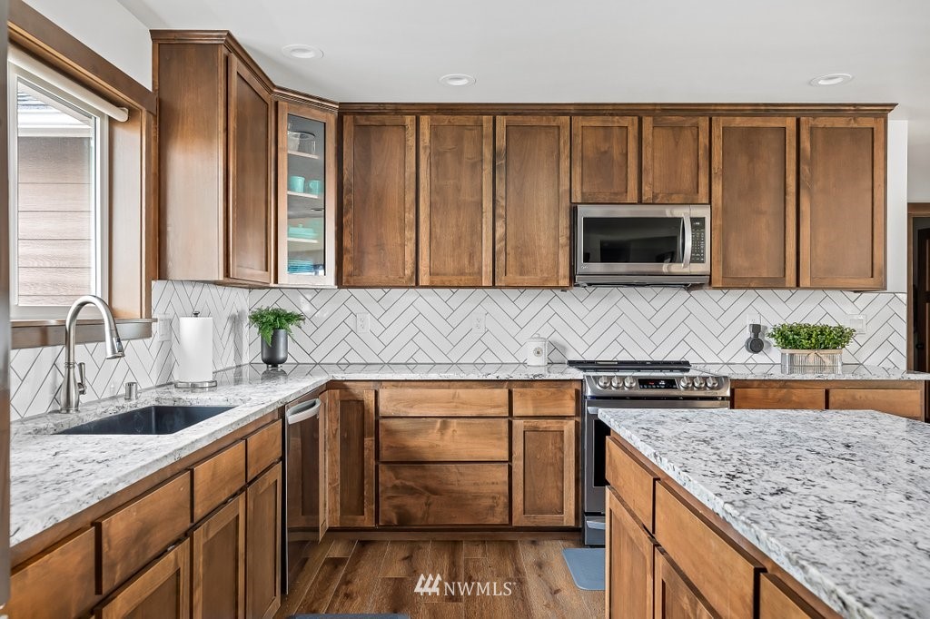 1471 North View Road Oak Harbor, WA 98277 - Photo 6 of 38 a kitchen with granite countertop a sink and a stove