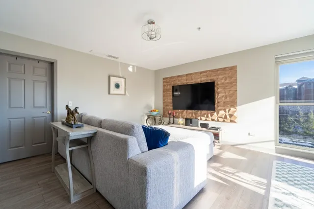 $349,900 | 100 Bokelman Street, Unit 325, Roselle, IL 60172