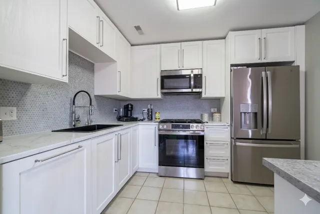 $349,900 | 100 Bokelman Street, Unit 325, Roselle, IL 60172