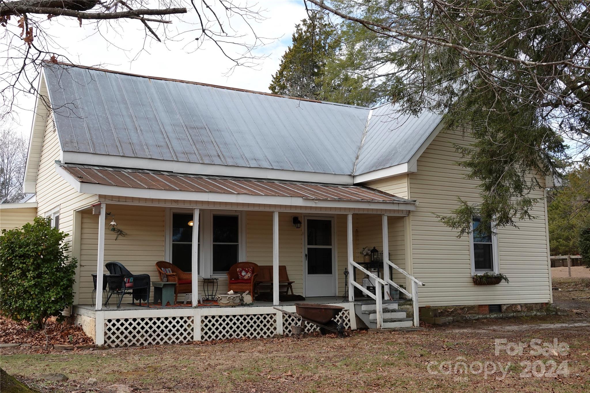 1276 Golf Course Road Tryon, NC 28782 - Photo 2 of 28 a front view of a house with a garden