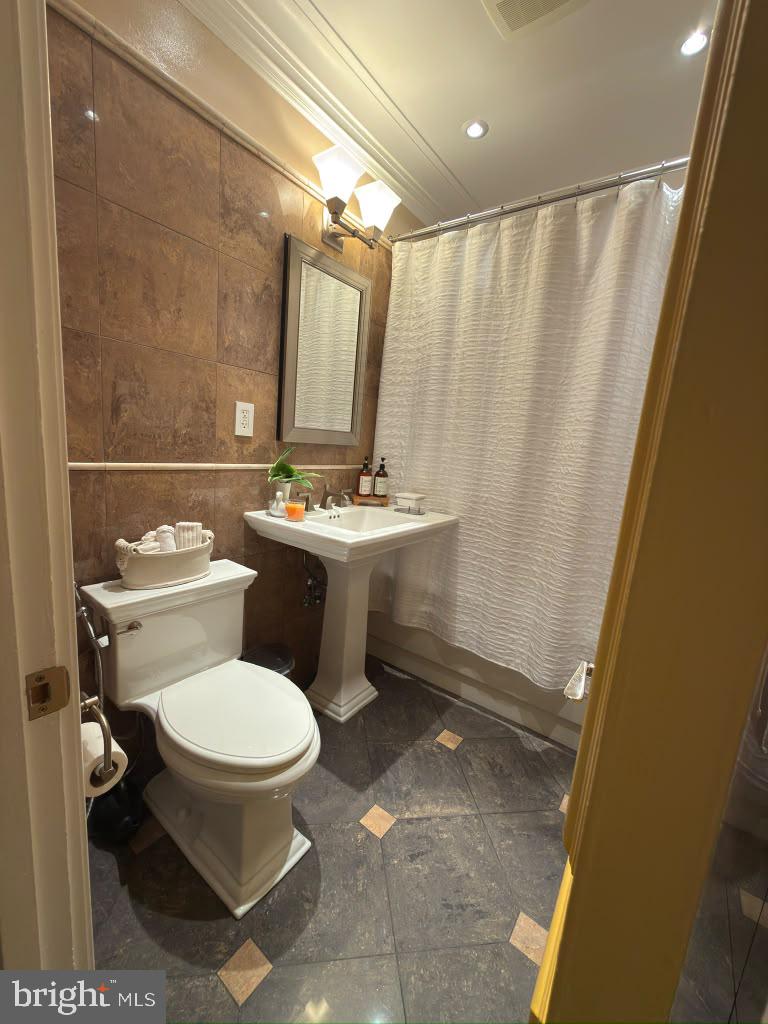 6801 Old Chesterbrook Road McLean, VA 22101 - Photo 7 of 30 Elegant bathroom with modern finishes.