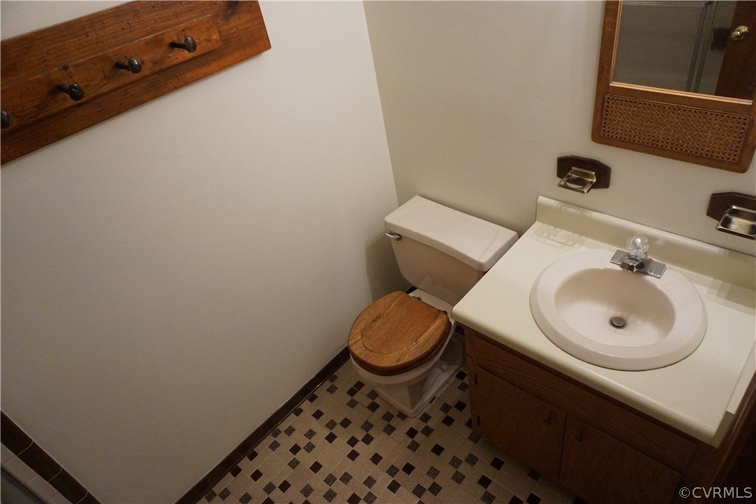 613 Rebel Ridge Road Colonial Heights, VA 23834 - Photo 31 of 40 2nd full bath with tub upstairs hallway.