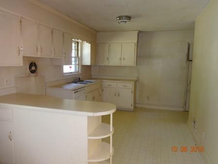 2727 Grandin Road Southwest Roanoke, VA 24015 - Photo 4 of 9 DSC03349
