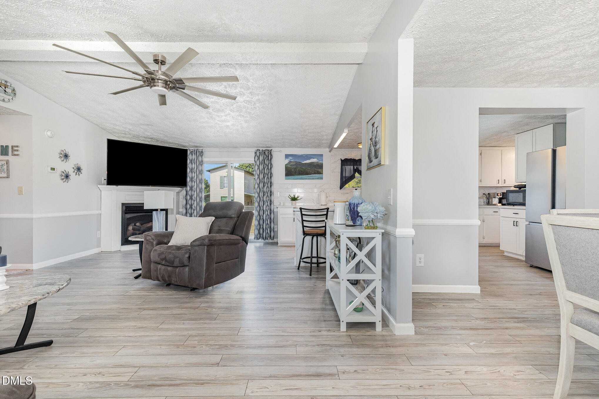 405 Woodruff Road Selma, NC 27576 - Photo 6 of 28 openareasplitwall