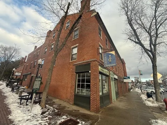 $2,400 | 388-392 Central Avenue, Unit 4, Dover, NH 03820