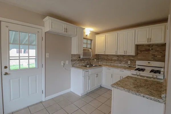 $1,100 | 3732 Kenwood Street, Orange, TX 77630