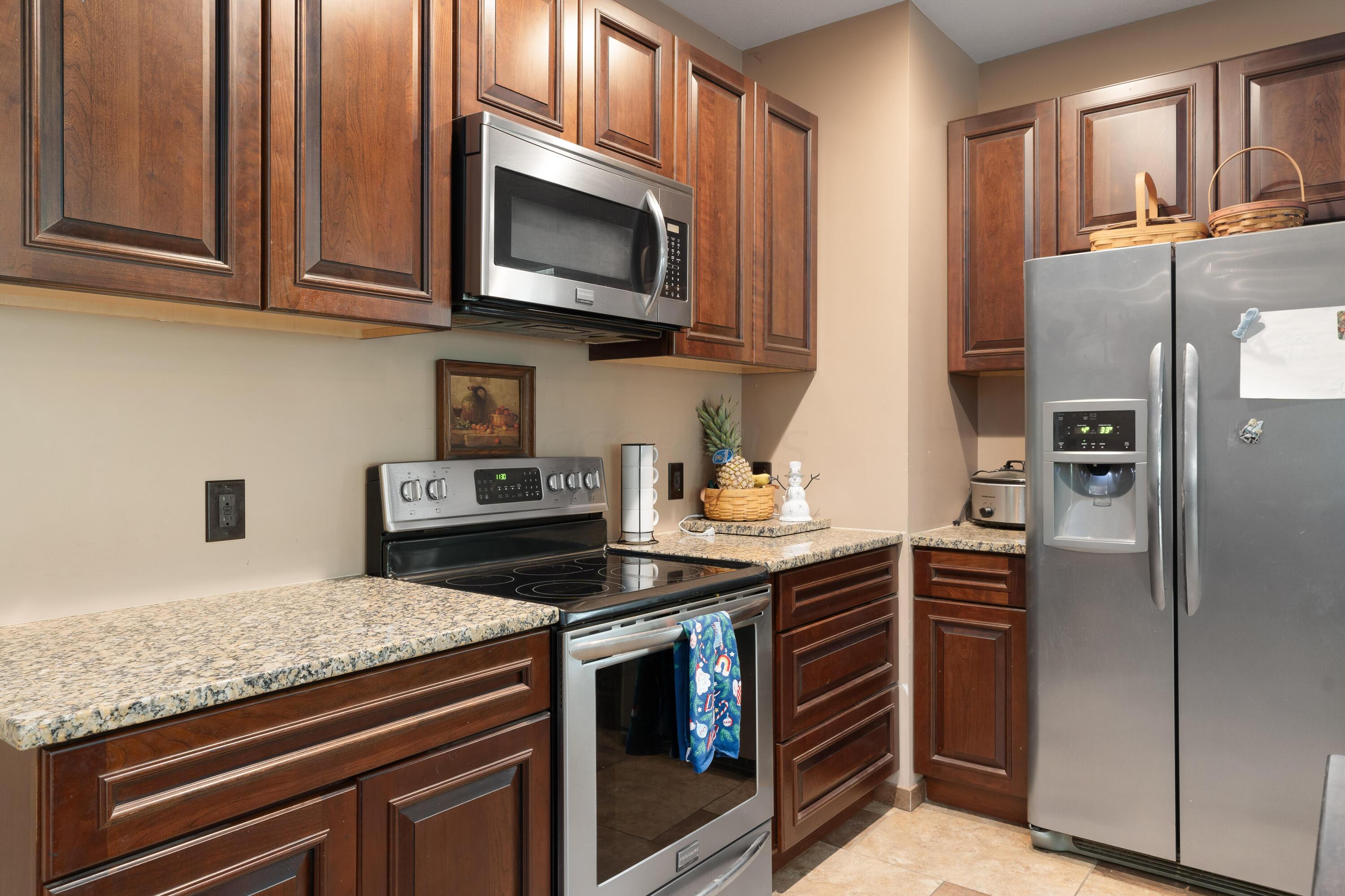1691 Dyer Road Grove City, OH 43123 - Photo 72 of 108 Fully applianced kitchen