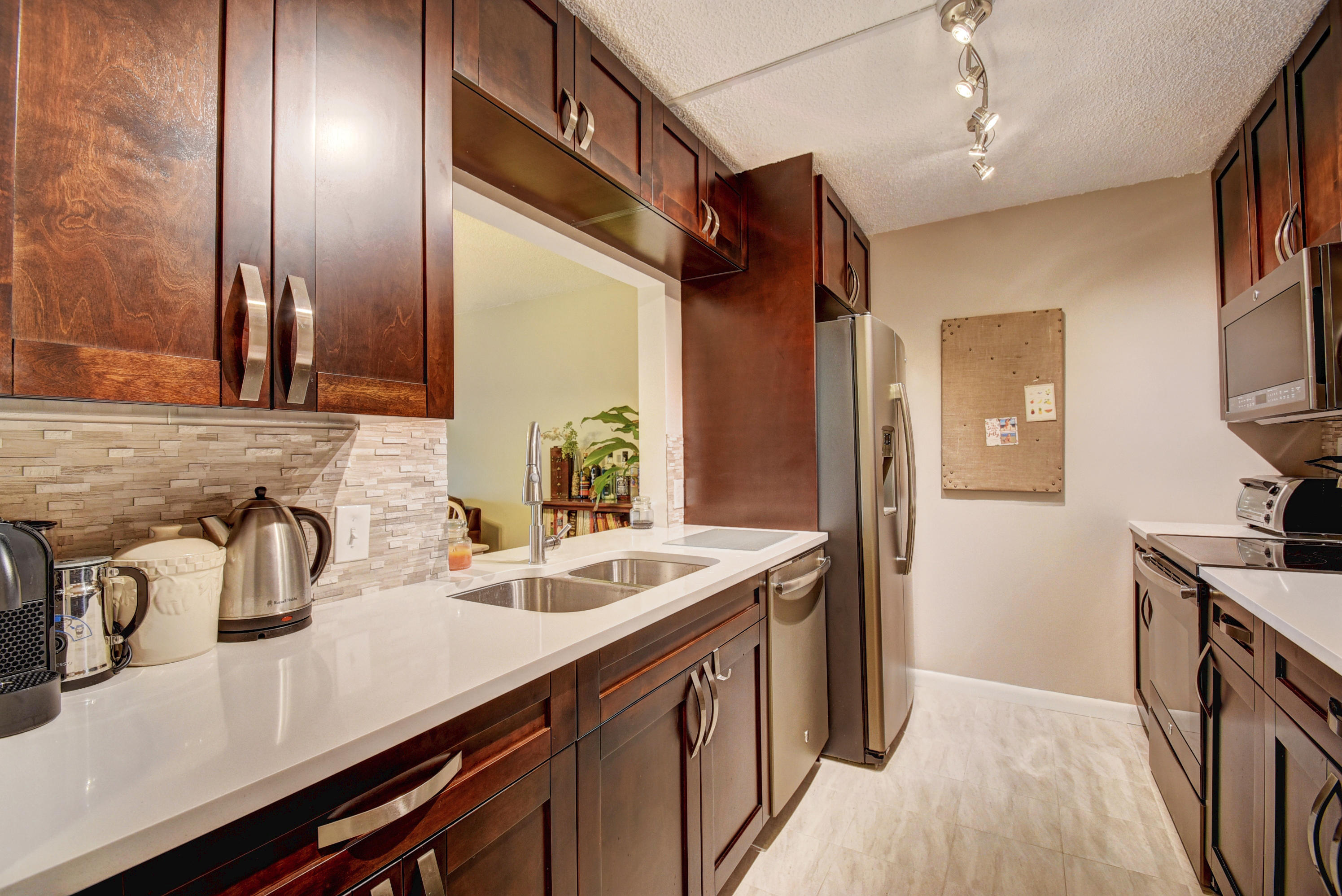 930 Southwest 9th St Circle, Unit 105 Boca Raton, FL 33486 - Photo 7 of 24 Kitchen