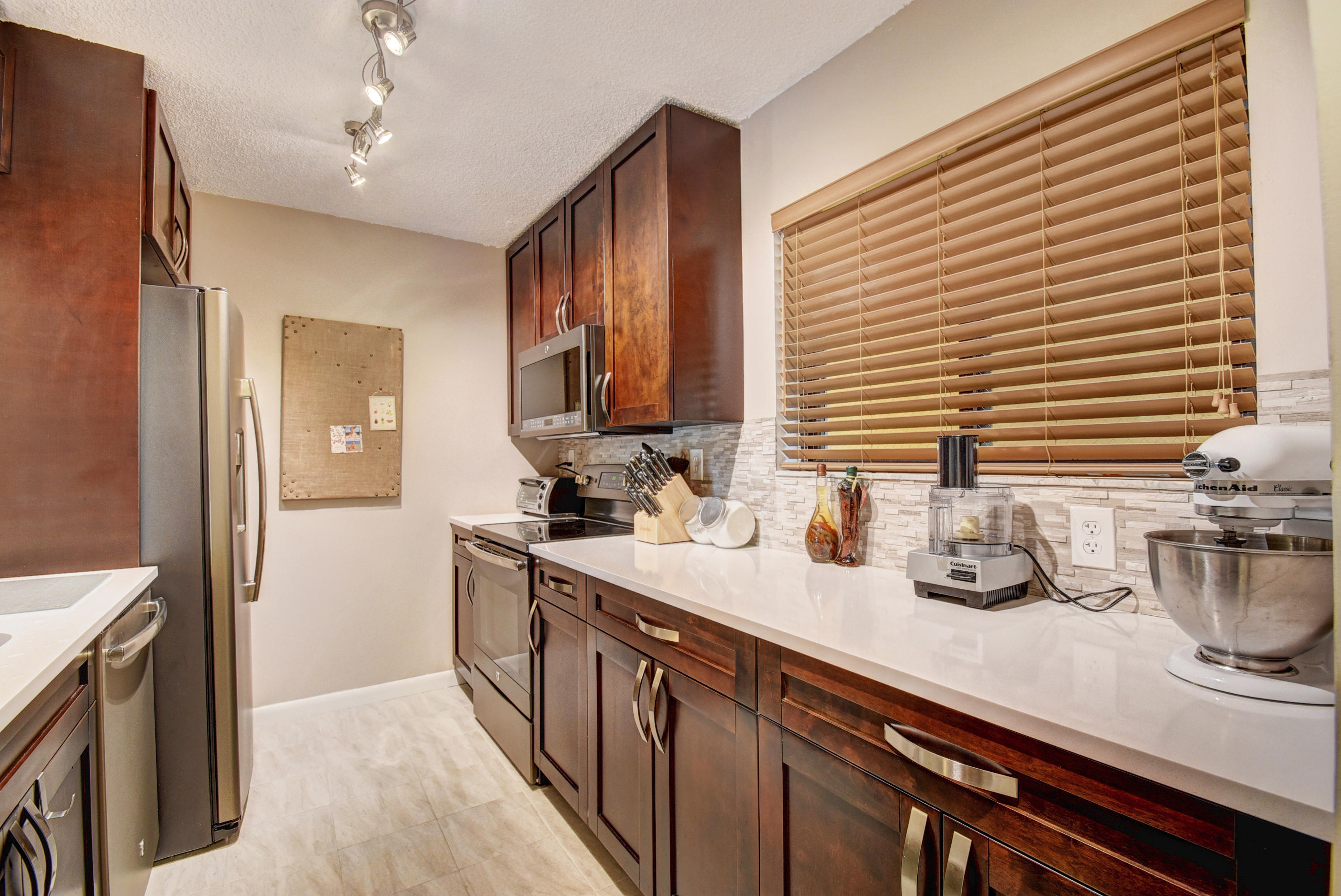 930 Southwest 9th St Circle, Unit 105 Boca Raton, FL 33486 - Photo 8 of 24 Kitchen
