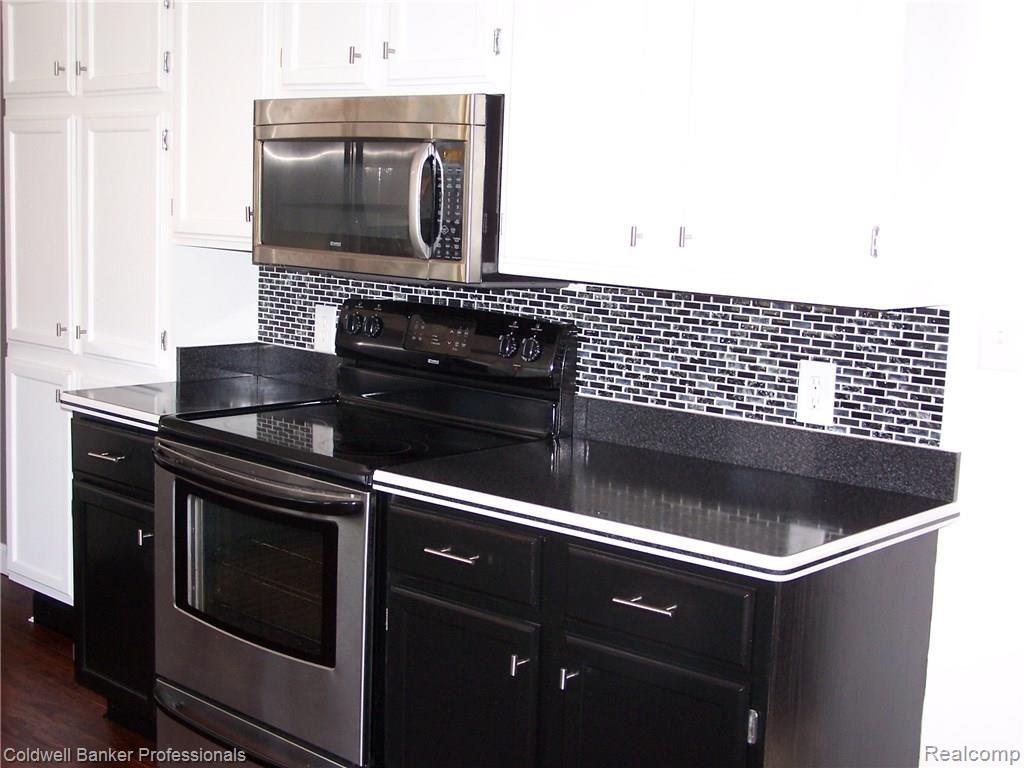 186 West Wattles Road Troy, MI 48098 - Photo 6 of 23 Kitchen 3
