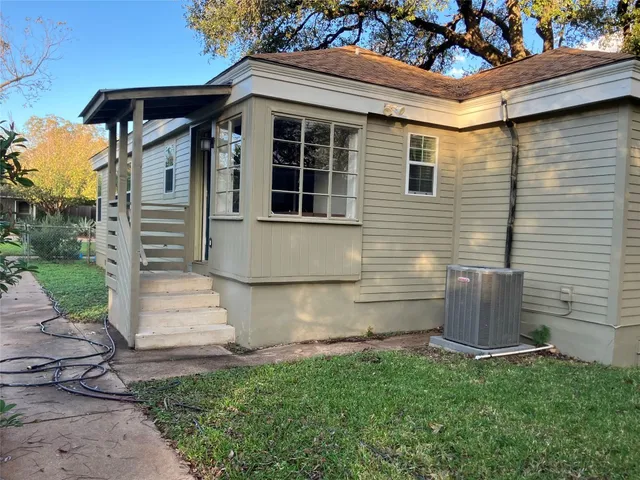 $3,300 | 1921 West 39th Street, Austin, TX 78731