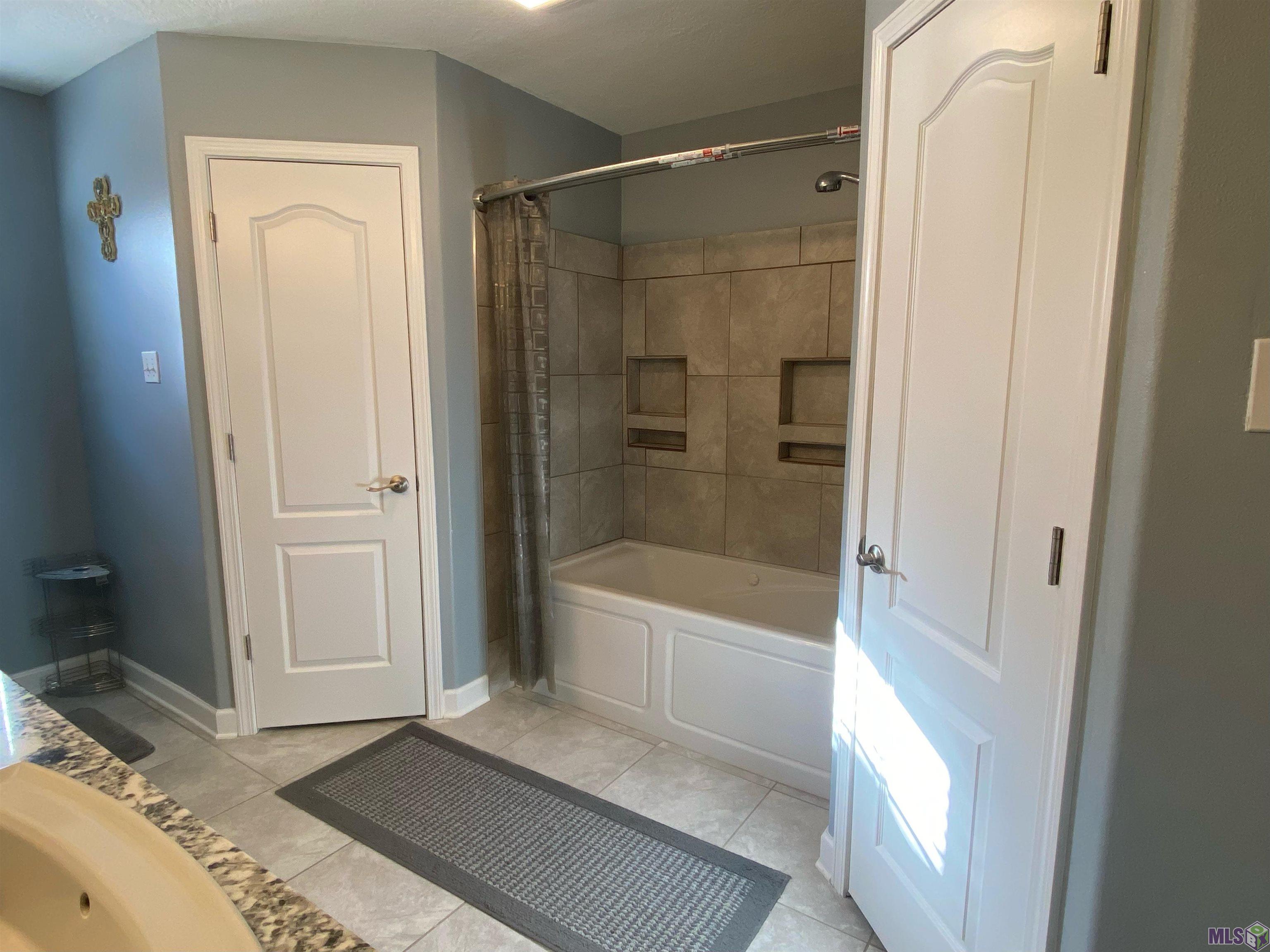 14455 Sunnyhill Avenue Baton Rouge, LA 70819 - Photo 13 of 21 Master Bath