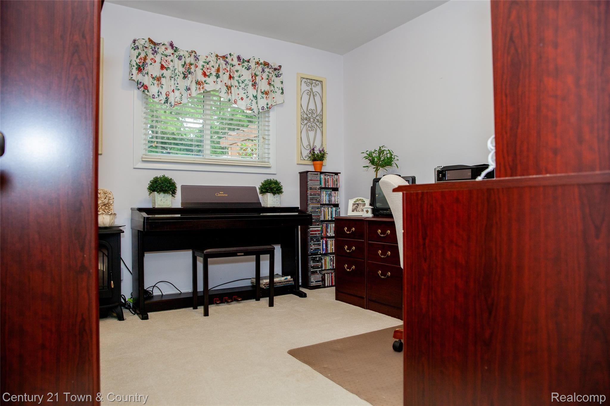 292 Thalia Avenue Rochester, MI 48307 - Photo 20 of 36 292 Thalia-9959.jpg