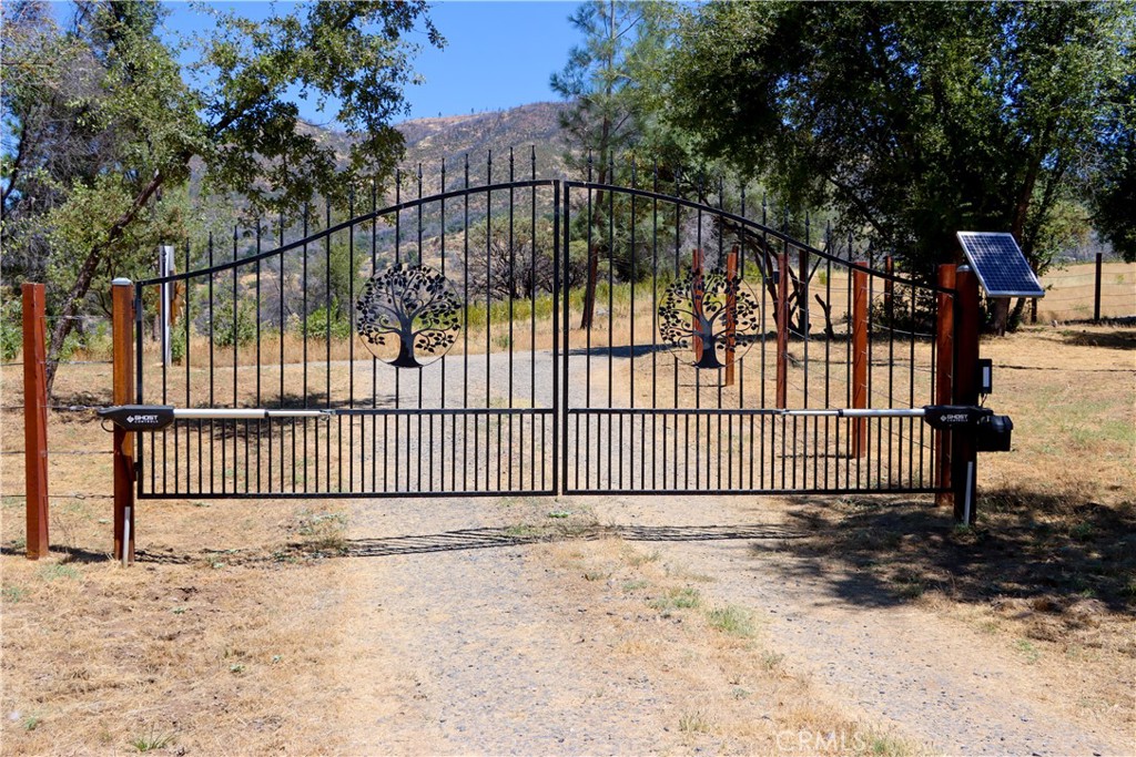 5641B Darrah Road Mariposa, CA 95338 - Photo 3 of 55 a view of a gate