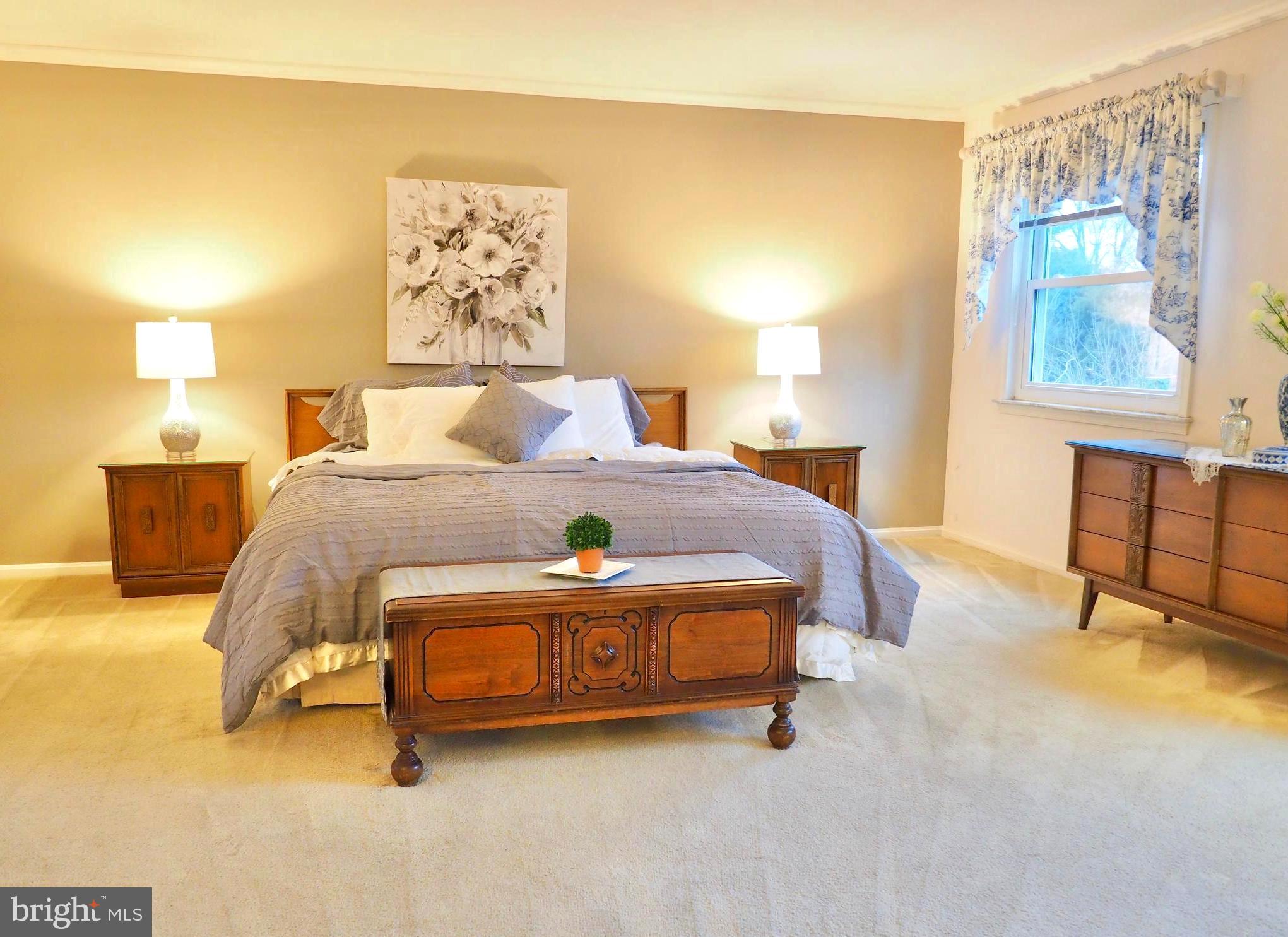 8614 Stonewall Road Manassas, VA 20110 - Photo 7 of 39 Huge master bdrm makes king sized bed look small!