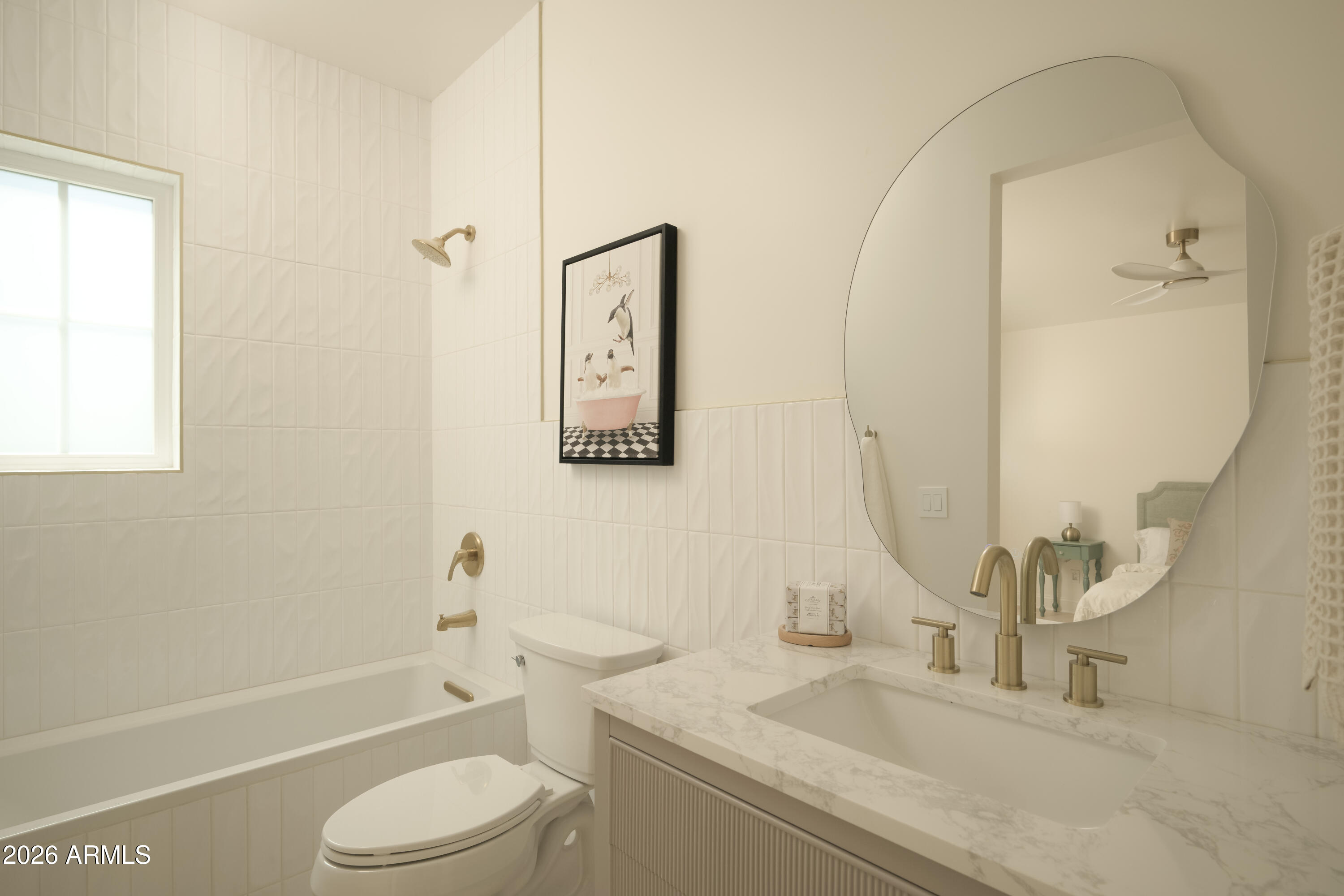 32 West Linger Lane Phoenix, AZ 85021 - Photo 27 of 56 En Suite Bathroom
