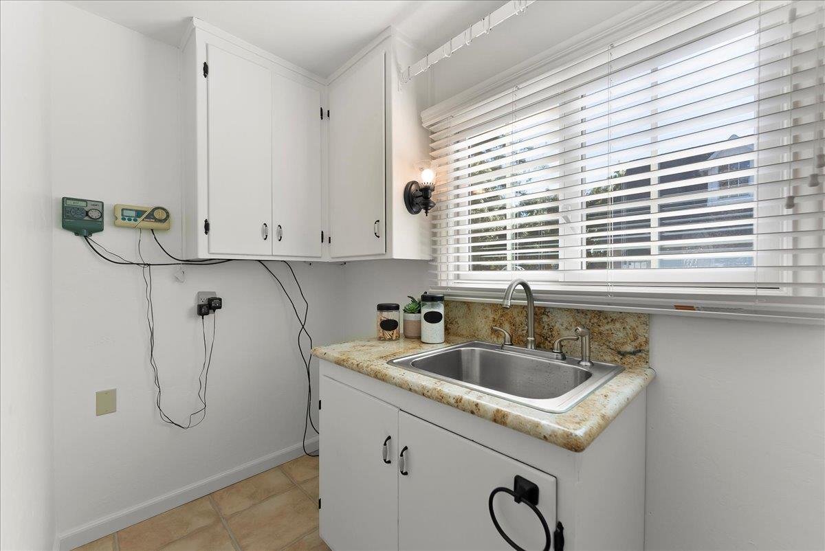 121 Jane Ann Way Campbell, CA 95008 - Photo 12 of 38 a bathroom with a sink and a window