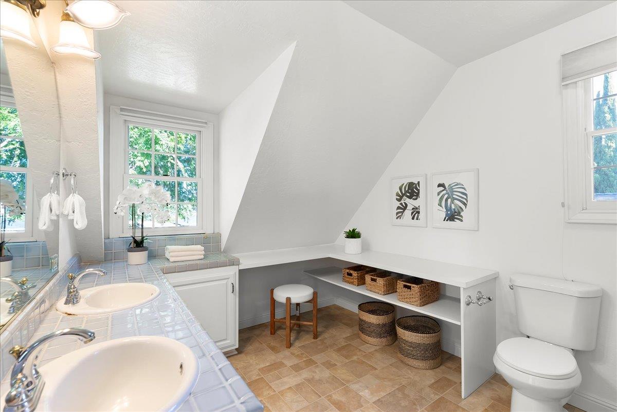 121 Jane Ann Way Campbell, CA 95008 - Photo 24 of 38 a bathroom with a sink toilet and a bathtub