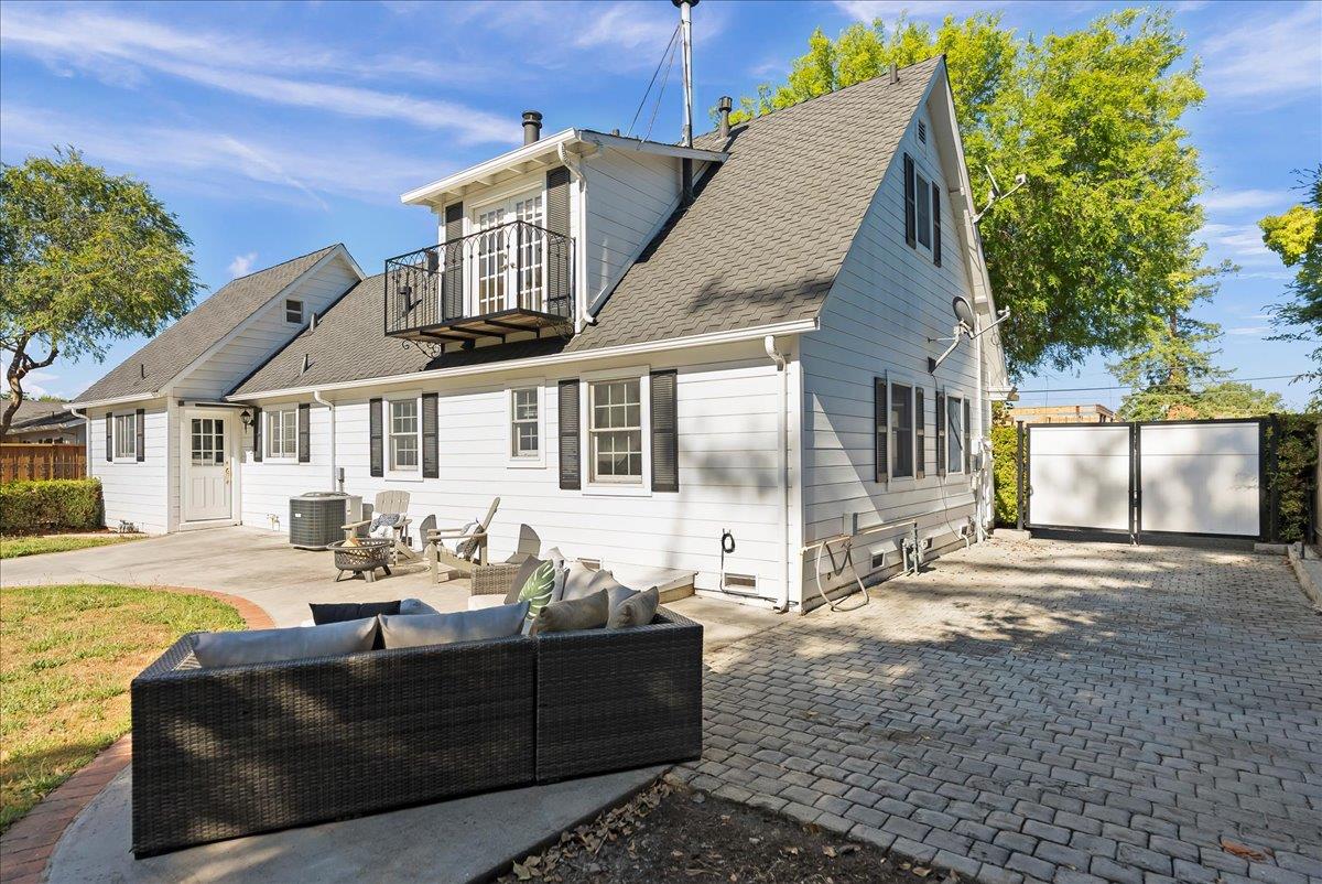 121 Jane Ann Way Campbell, CA 95008 - Photo 32 of 38 a front view of a house with garden