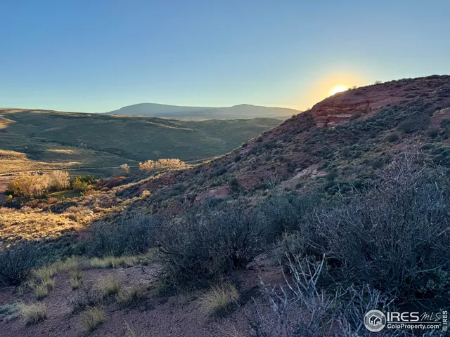 a view of roof and outdoor space