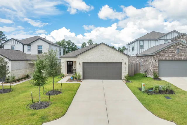 a front view of house with yard
