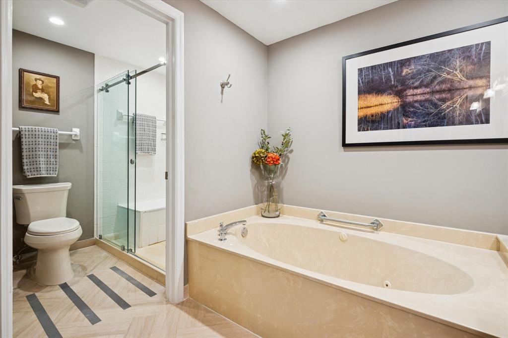 4112 West Palm Aire Drive, Unit 124A Pompano Beach, FL 33069 - Photo 11 of 19 a bathroom with a tub and toilet