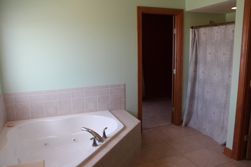 645 Merrion Road Roscoe, IL 61073 - Photo 17 of 24 a bathroom with a tub