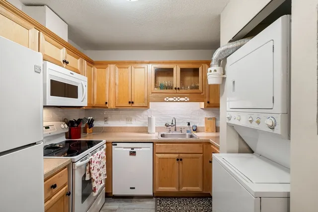 $339,900 | 17 Thayer Pond Drive, Unit 2, Oxford, MA 01537