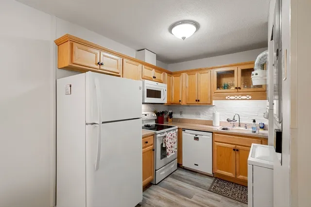 $339,900 | 17 Thayer Pond Drive, Unit 2, Oxford, MA 01537