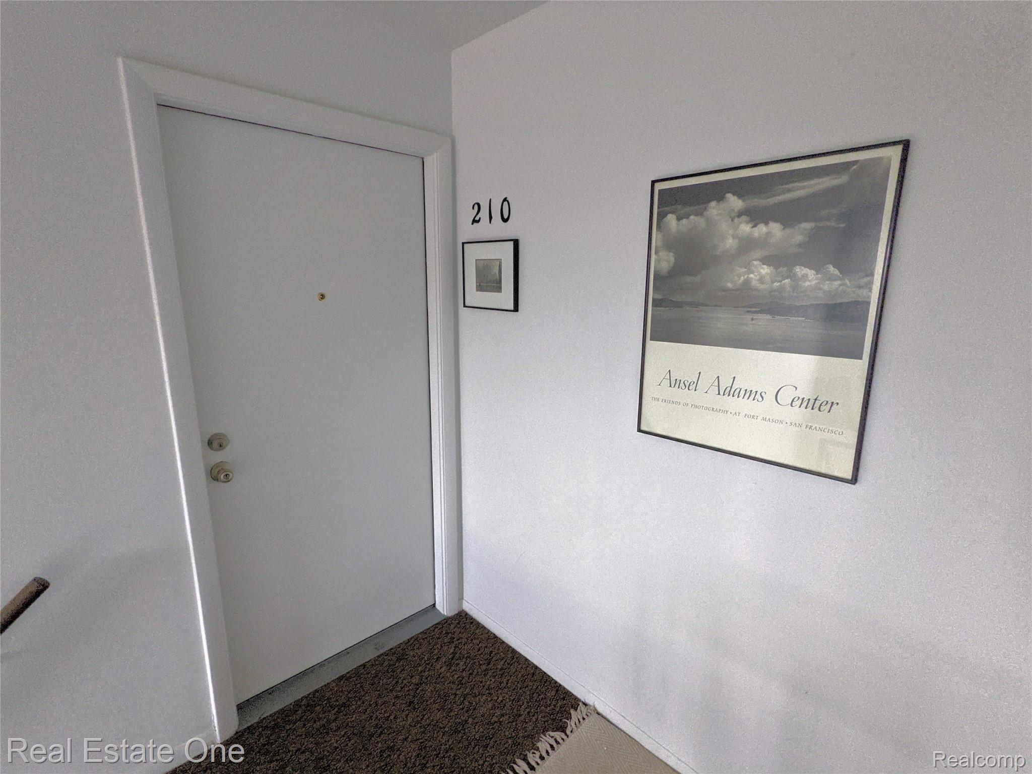 1506 Normandy Road, Unit 210 Royal Oak, MI 48073 - Photo 3 of 25 PXL_20201205_211955533.jpg