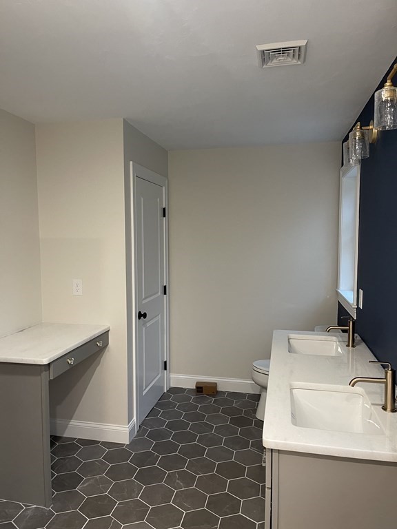 118 Oxford Road Charlton, MA 01507 - Photo 14 of 15