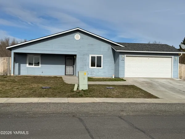 a front view of house with yard