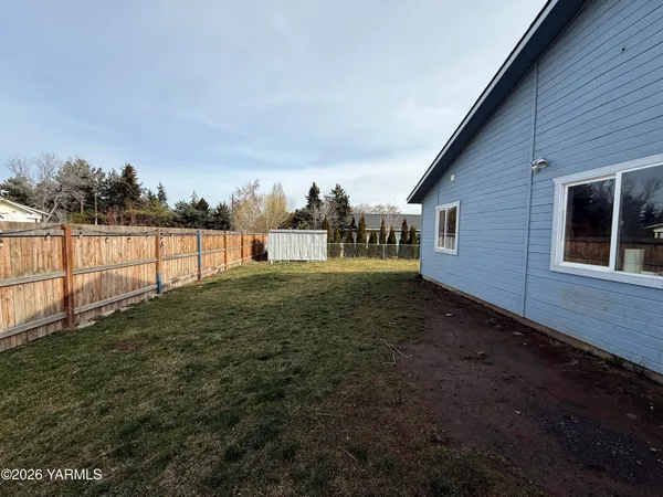 a view of a backyard